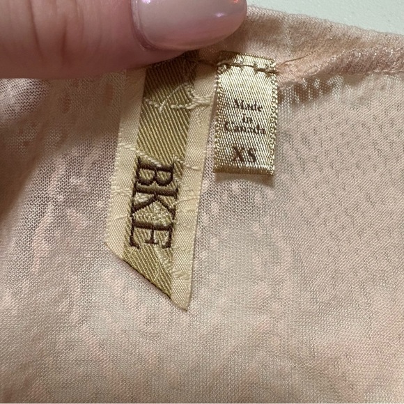 BKE Shimmering Light Pink Short Sleeve Top - Picture 4 of 4